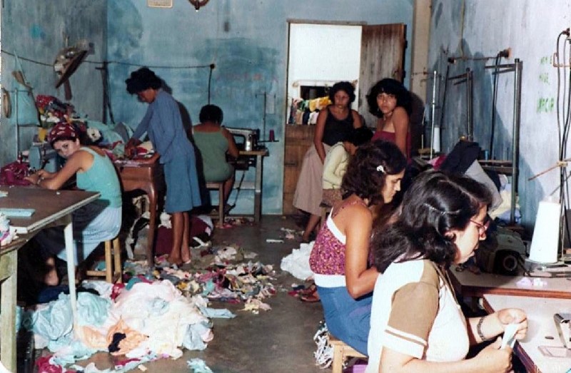 Pequena facção de costura em Santa Cruz do Capibaribe nos anos 1980