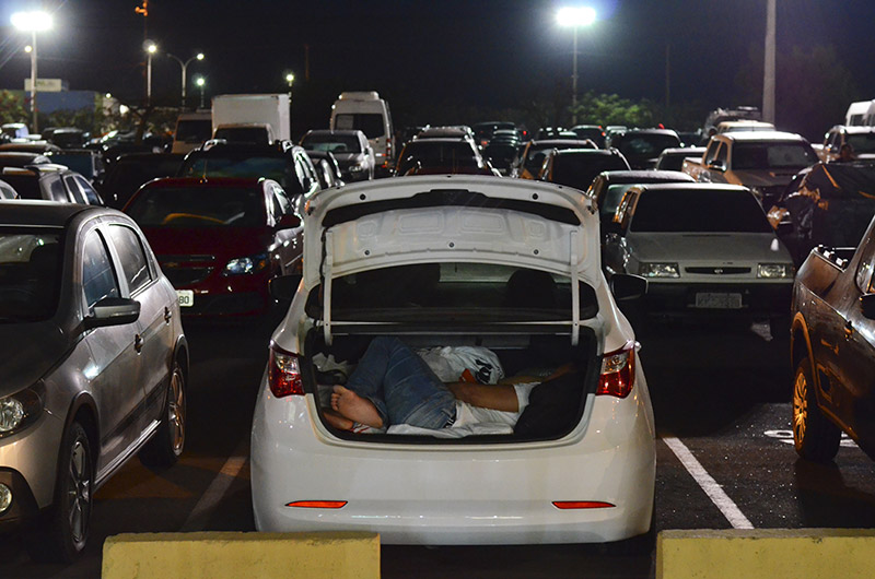 Homem dorme no carro no estacionamento do Moda Center