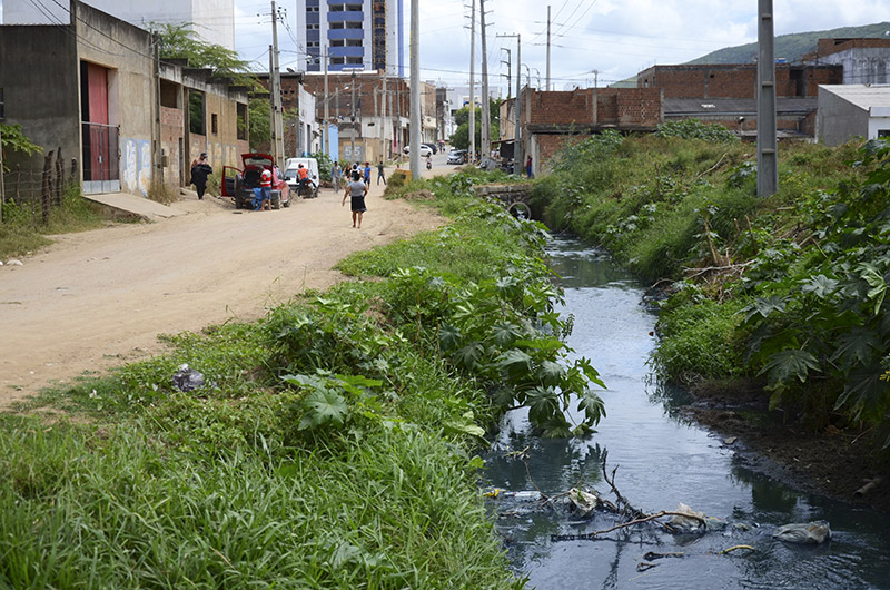 Contraste da poluição dos rios e a pobreza na moradia de Toritama são flagrantes comuns na região