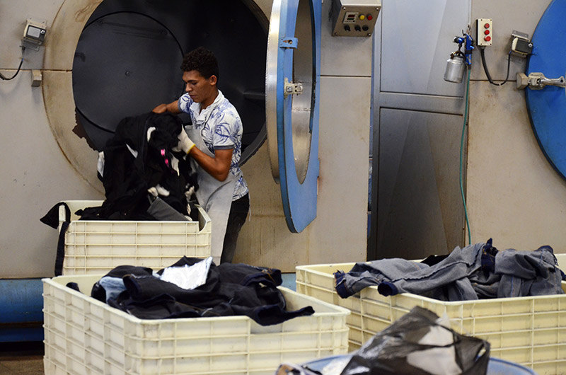 Registros mostram a rotina dos trabalhadores nas lavanderias de jeans em Toritama