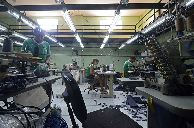 Registros mostram a rotina dos trabalhadores nas lavanderias de jeans em Toritama