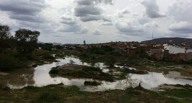 Segundo o químico Saulo Oliveira, Rio Capibaribe sofre com o descarte inapropriado de efluentes. LeiaJáImagens