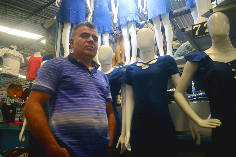 O lojista Marcelo Rocha tem medo de que as condições das estradas atrapalhem as vendas