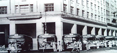 Ônibus da Pernambuco Autoviária na Avenida Guararapes em 1950 