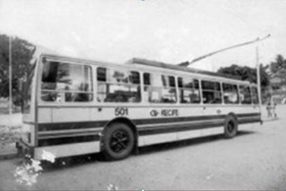 Registro de ônibus elétrico nas ruas do Recife em 1982. (Foto: Museu da Cidade do Recife 33533)