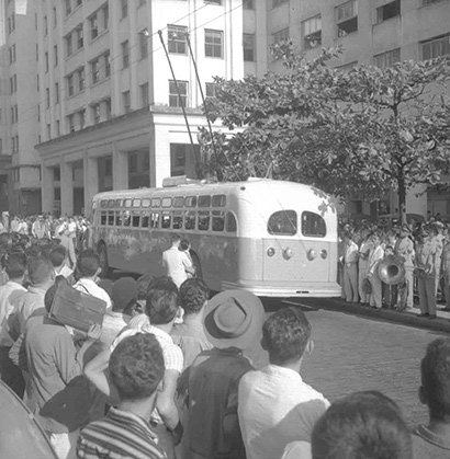 Inauguração da linha Torre-Madalena na Avenida Guararapes, no dia 13/05/1960. (Foto: Museu da Cidade Recife 02126)