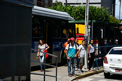 Passageiros do BRT desembarcam na Conde da Boa Vista no improviso, em estações provisórias e pelo lado direito do veículo
