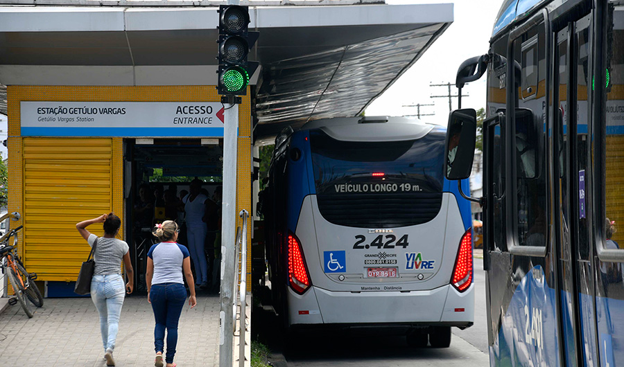 Criado para agilizar o transporte de passageiros, o BRT do Recife ainda não pode ser considerado um BRT, segundo o especialista Oswaldo Lima Neto (Chico Peixoto/LeiaJá Imagens)