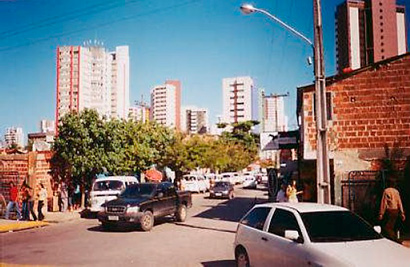 Ponto de lotação de kombis na Rua Visconde de Jequitinhonha, próximo ao Shopping Center Recife, na Zona Sul do Recife. (Diana Souza/Arquivo Pessoal/2003)