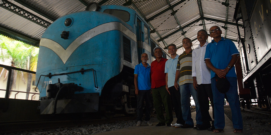 Da esquerda para a direita: Ivanildo, Severino, Henrique, Augusto, Enésio e João diante da velha locomotiva English Eletric (Crédito: Rafael Bandeira/LeiaJá Imagens)