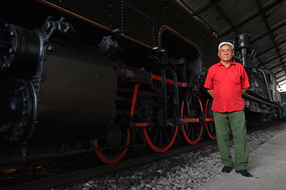 Severino da Silva foi guarda-freios e maquinista, tendo conduzido pelo interior do estado uma locomotiva Garral idêntica à que está exposta no Museu do Trem (Rafael Bandeira/LeiaJá Imagens)