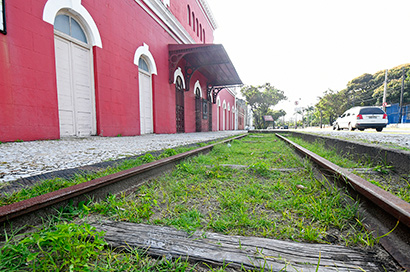 Edificação do atual Memorial da Justiça ainda conserva trilhos da Estrada de Ferro Recife-Limoeiro (Rafael Bandeira/LeiaJá Imagens) 