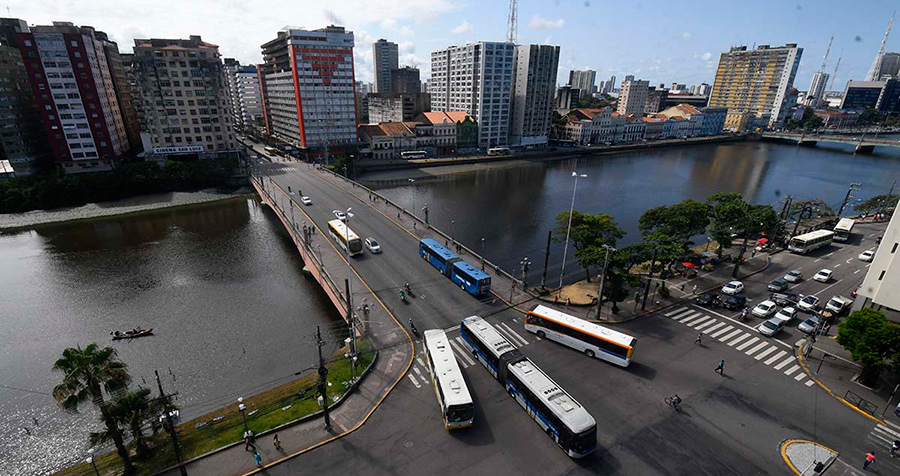 Ponte Duarte Coelho, no Centro do Recife, é uma via com movimentação diária de ônibus. (Rafael Bandeira/LeiaJáImagens)